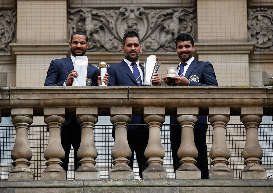 Dhoni poses with teammates with the 2013 ICC Champions Trophy/Getty Images