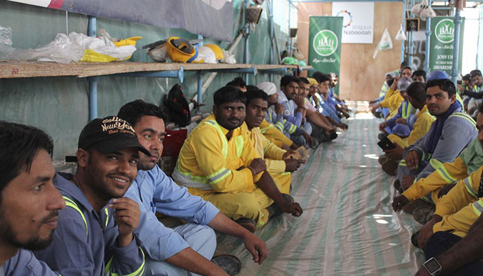 Afridi enjoys lunch with labourers in Dubai