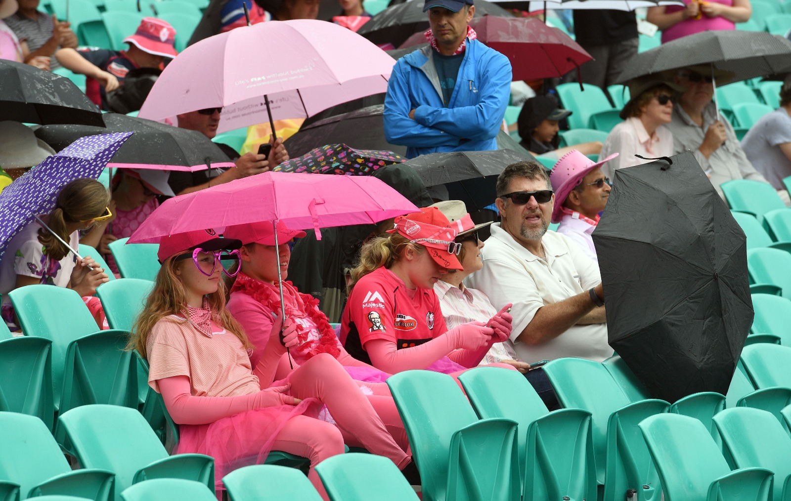 Fans don pink to show support on Jane McGrath Day at SCG on Jan 5, 2017/AFP