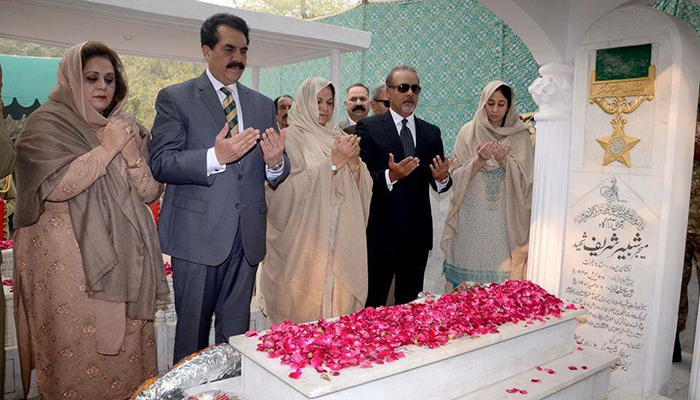 Former Army Chief visits grave of Major Shabbir Sharif