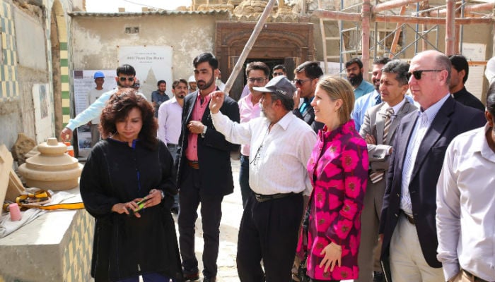 US Consul General visits temple in Manora