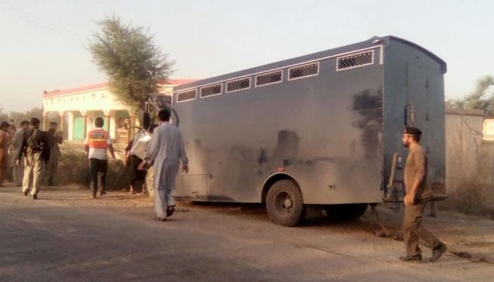 15 prisoners, seven police personnel injured in DI Khan accident