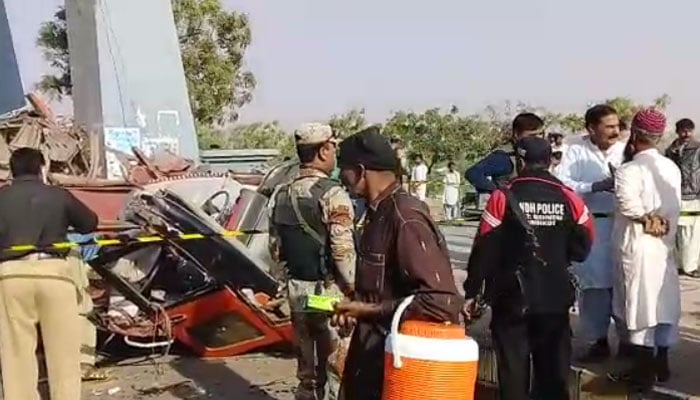 6 dead, 27 injured as bus overturns in Karachi