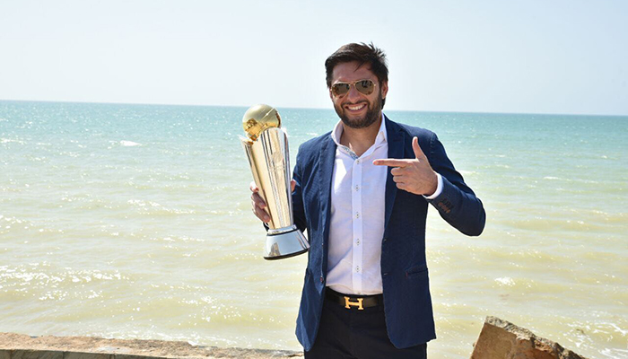 Shahid Afridi pictured with ICC Champions Trophy 