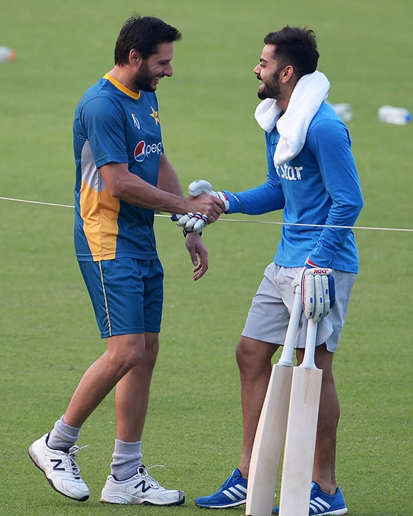 WT20 Pak-India match: Kohli presents bat to Amir, meets Afridi at nets