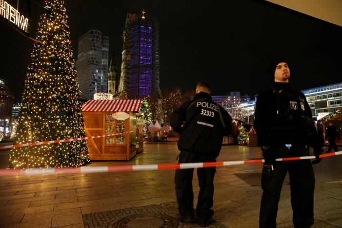  Police secures the area at the site of an accident at a Christmas market on Breitscheidplatz square near the fashionable Kurfuerstendamm avenue in the west of Berlin, Germany, December 19, 2016. REUTERS/Fabrizio Bensch