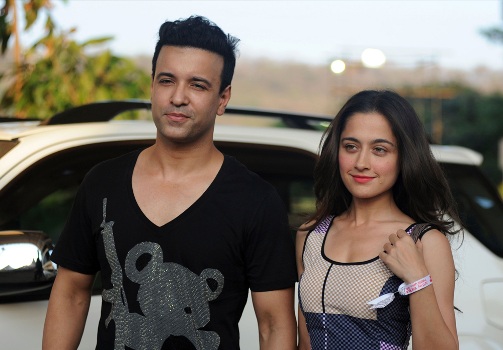 Indian Bollywood actor Amir Ali (L) poses with his wife Sanjida as they arrive to attend a concert performance by Canada´s Justin Bieber at The D.Y. Patil Stadium in Navi Mumbai on May 10, 2017. / AFP / Sujit JAISWAL