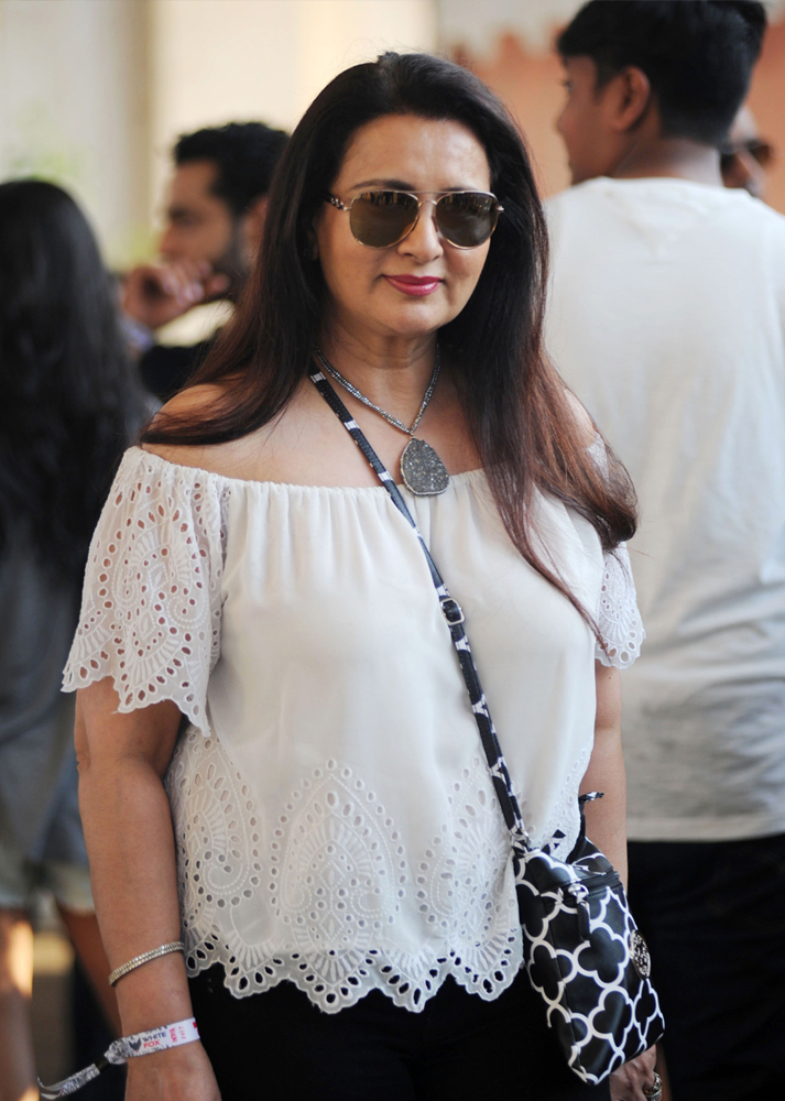 Indian Bollywood actress Poonam Dhillon arrives to attend a concert performance by Canada´s Justin Bieber at The D.Y. Patil Stadium in Navi Mumbai on May 10, 2017. / AFP / Sujit JAISWAL