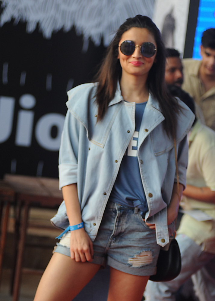 Indian Bollywood actress Alia Bhatt arrives to   attend a concert performance by Canada´s Justin   Bieber at The D.Y. Patil Stadium in Navi Mumbai   on May 10, 2017. / AFP / Sujit JAISWAL 