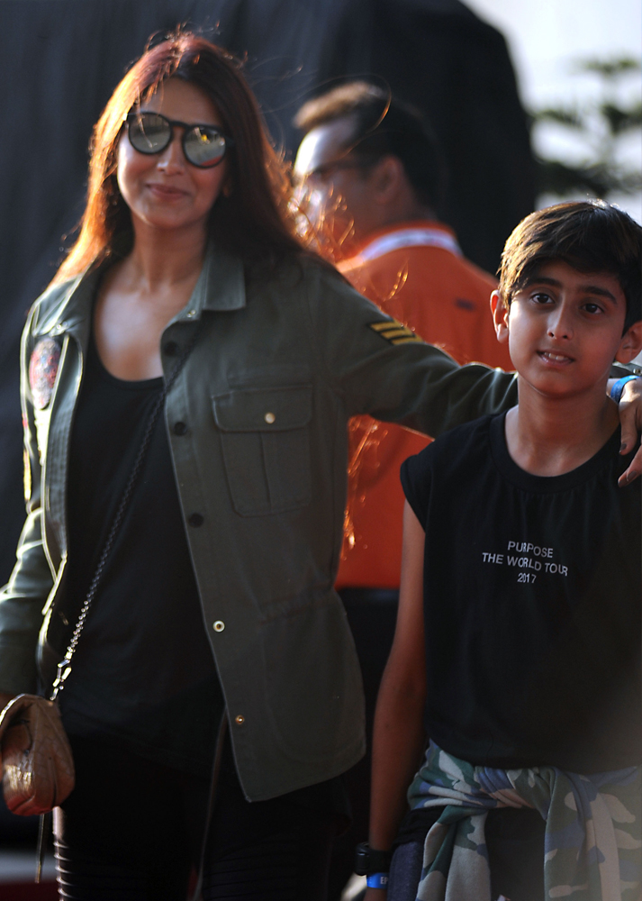 Indian Bollywood actress Sonali Bendre arrives to attend a concert performance by Canada´s Justin Bieber at The D.Y. Patil Stadium in Navi Mumbai on May 10, 2017. / AFP / Sujit JAISWAL
