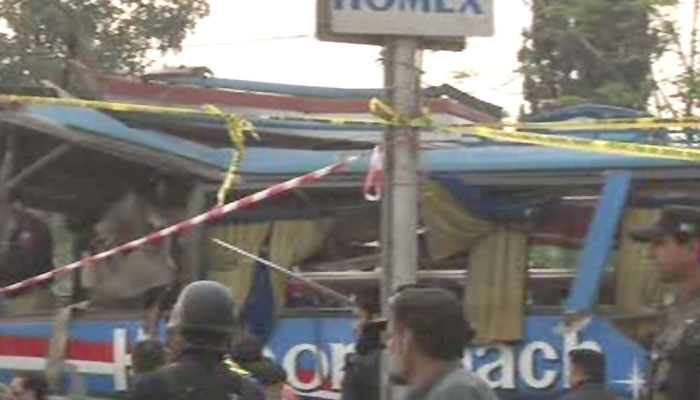 Blast in Peshawar bus kills 15, injures 28