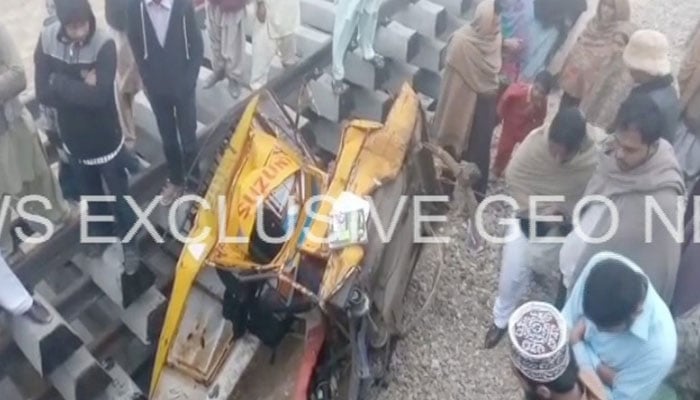 A motorcycle rickshaw collided with a train in Lodhran-Geo News