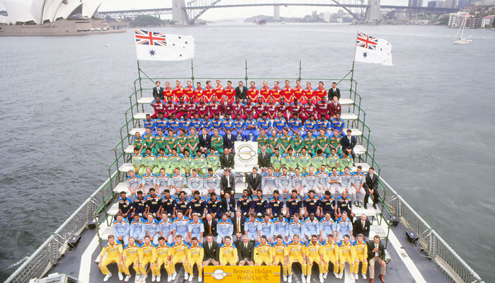 Teams pose at Sydney Harbour/Getty Images