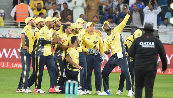 The skipper gathered his teammates and posed for a super cool selfie.