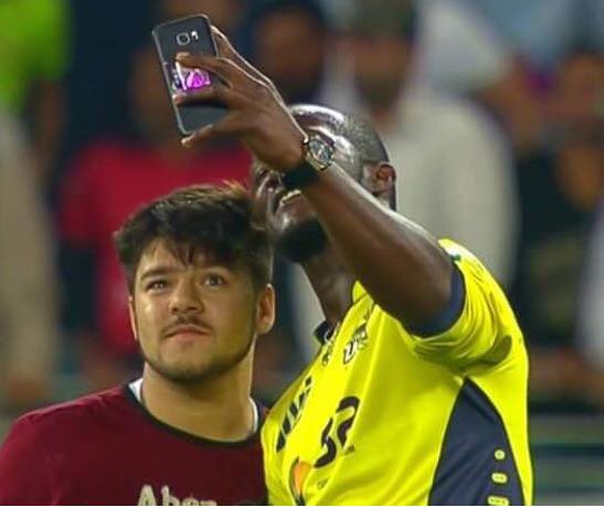 Sammy proved to be a good sport when he took a selfie with a fan who ran on to the pitch before the last delivery to Karachi Kings