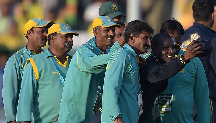 Sammy shows the ground staff at Gaddafi Stadium, how to take the perfect selfie.