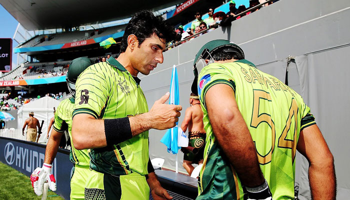 Sarfraz gets a pep talk from Misbah during 2015 World Cup/AFP