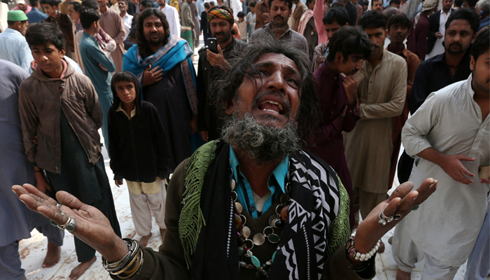 A man mourns the death of a relative who was killed in a suicide blast at the tomb of Sufi saint Syed Usman Marwandi, also known as the Lal Shahbaz Qalandar shrine. February 17, 2017. REUTERS/Akhtar Soomro