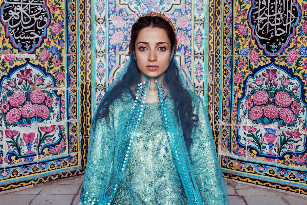 A woman in Shiraz, Iran photographed by Mihaela Noroc