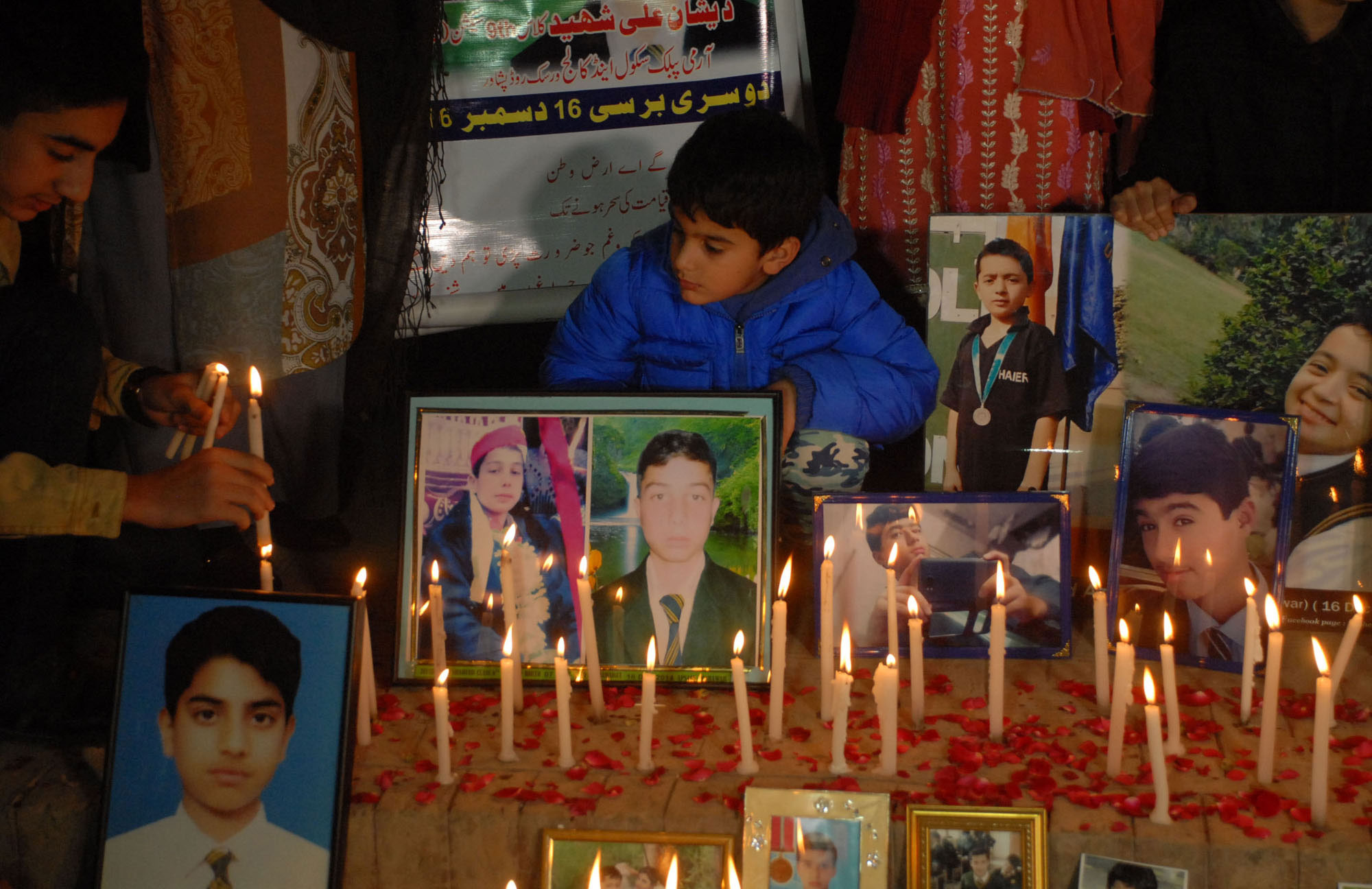 Relatives of students martyred in APS attack hold candlelight vigil on second anniversary of the tragedy at Peshawar Press Club on Dec 15, 2016/PPI