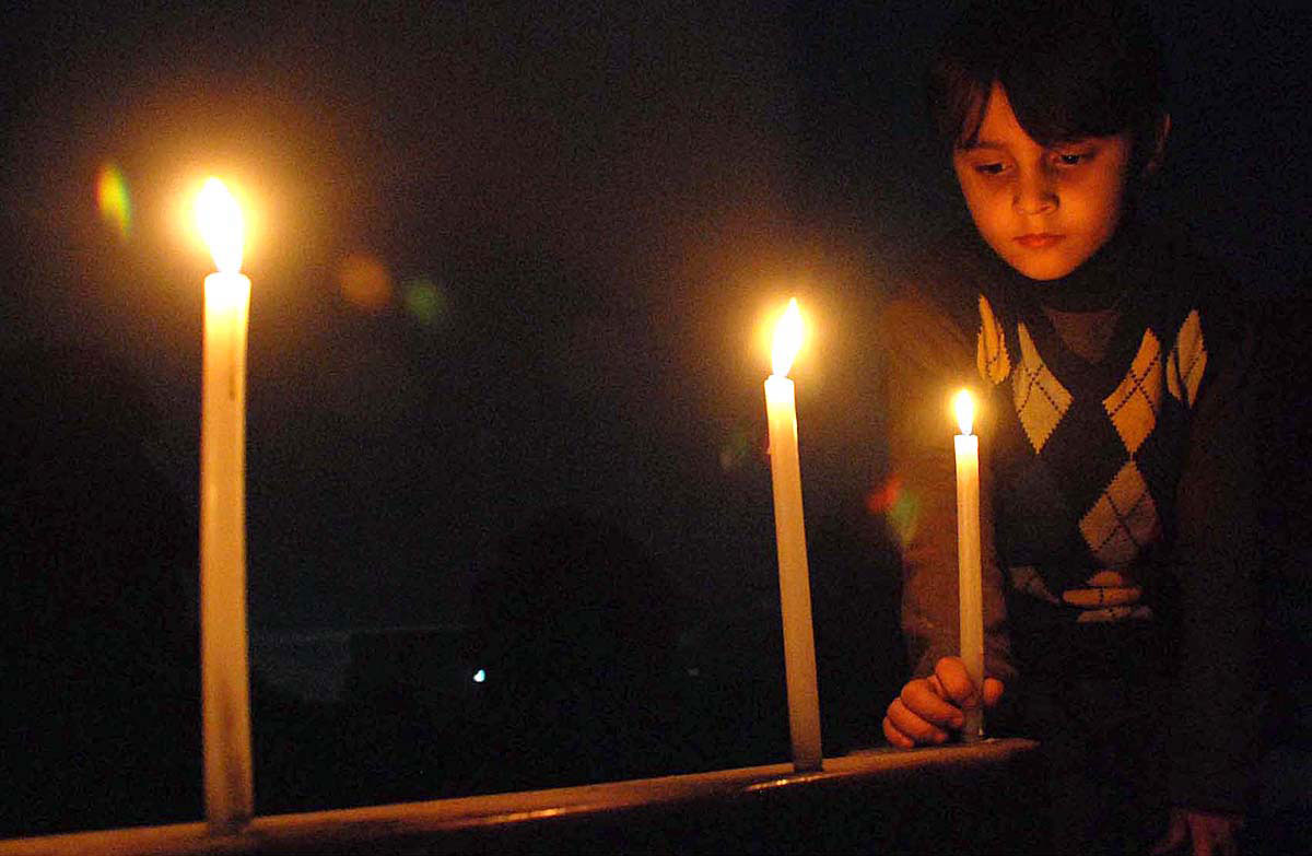 Relatives of APS victims hold candlelight vigil at Yadgar-e-Shuhda in memory of the martyrs/APP