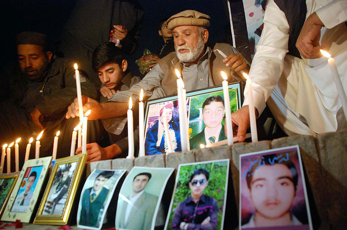 Relatives of APS victims hold candlelight vigil at Yadgar-e-Shuhda to pay tribute to martyrs of APS terrorist attack/APP