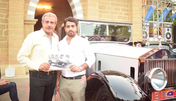 Karim Chhapra (L) standing in front of Quaid-e-Azam