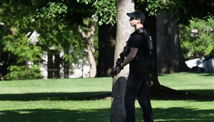 US Secret Service officers deploy on the grounds of the White House on May 16, 2017, during a reported security breach. AFP/Olivier Douliery