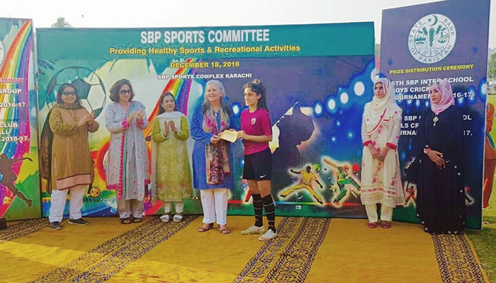 Zulfia Nazeer Ahmed receiving the top scorer award