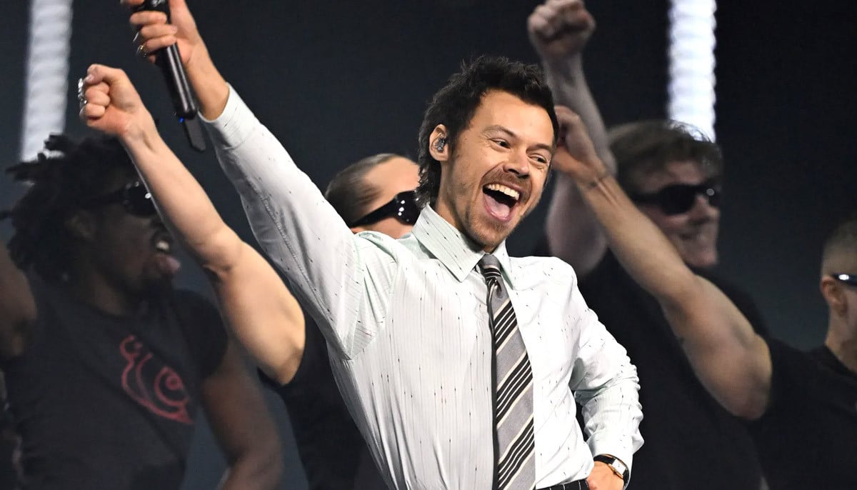 Harry Styles jets out of New York after pulling double 'SNL' duties