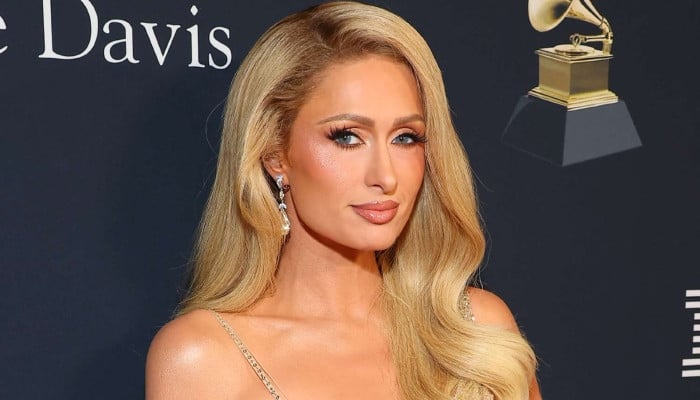Paris Hilton is back on stage and fans are 'sliving' 