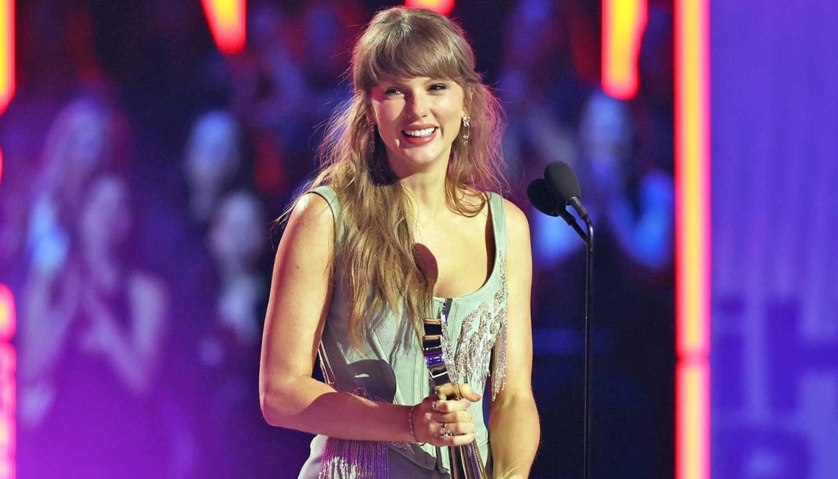 Taylor Swift breaks internet with surprise confession at iHeart Radio Awards