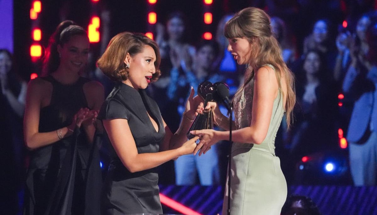 RAYE unveils Taylor Swift's red-lip secret after opening on Eras Tour