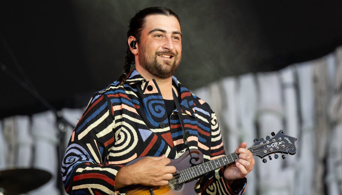 Noah Kahan dedicates success to mom Lauri Berkenkamp in new book