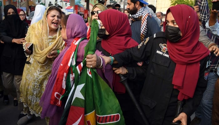 Case registered against over 100 other PTI workers after Karachi Red Zone protest