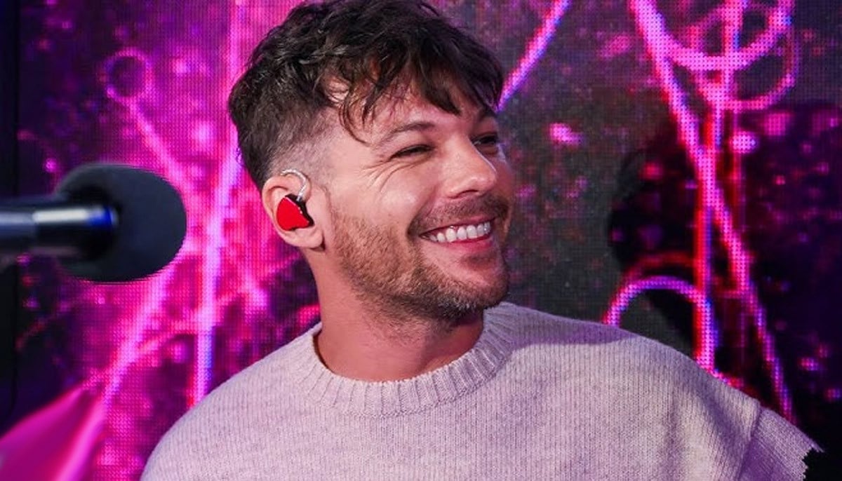 Louis Tomlinson fans light up arena during emotional Prague show