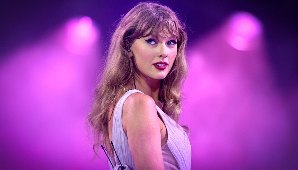 Taylor Swift surprises fans with supposedly 'bride-to-be' outing 