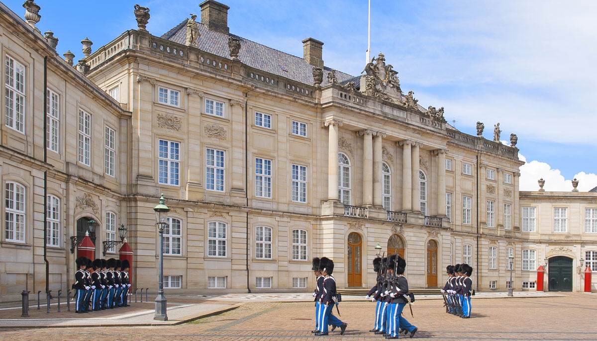 Royal family hit with heartbreak as Queen releases official statement