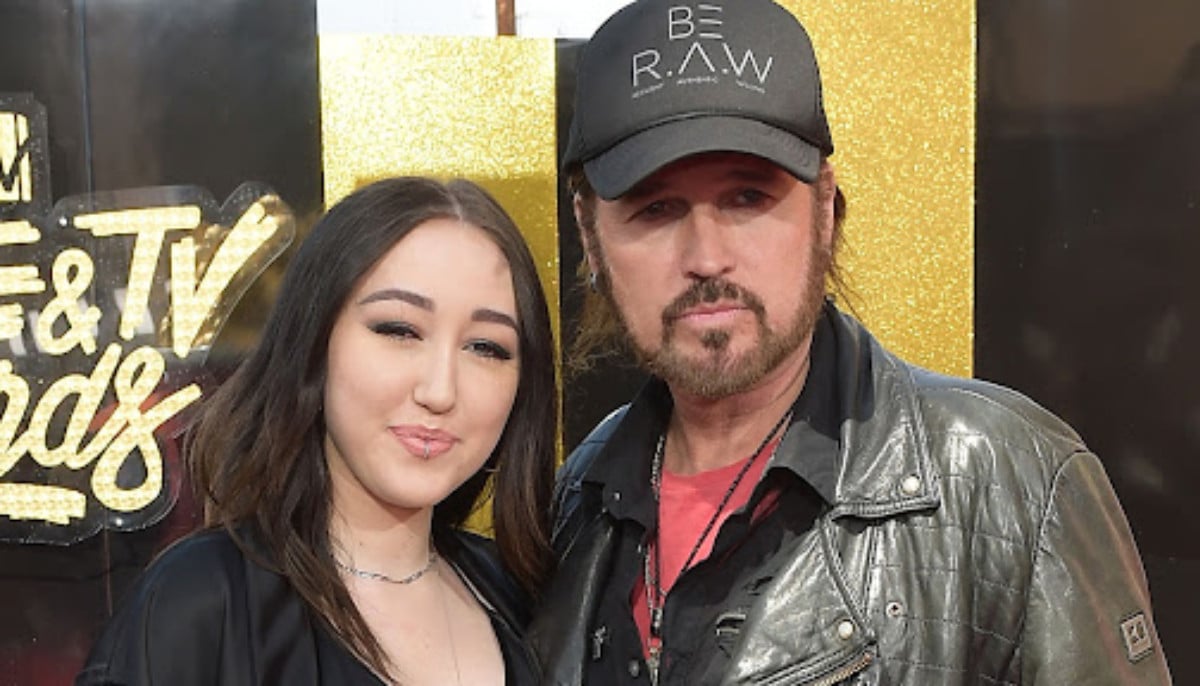 Noah Cyrus performs emotional song with dad Billy Ray after family feud