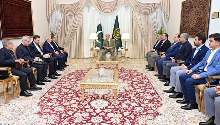 Iranian FM meets Pakistan's civil-military leadership amid efforts to end Middle East war