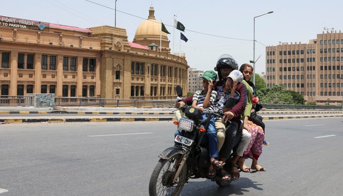 Weather update: Karachi swelters as experts urge precautionary measures