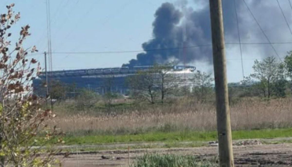 MetLife Stadium not on fire, officials confirm blaze struck nearby building 