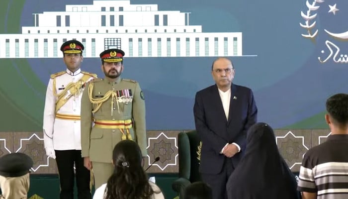 President Zardari confers military awards on armed forces personnel