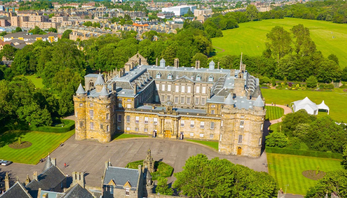 Palace opens doors as Prince Harry's team sets sail for UK