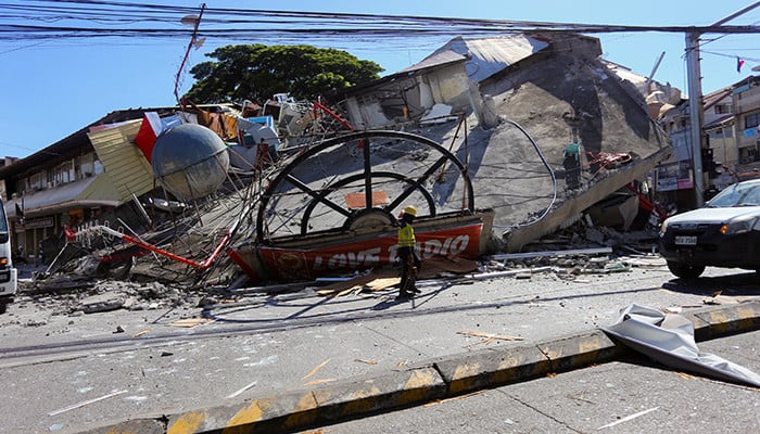 Rain, aftershocks hamper rescuers as Philippine quake toll hits 55