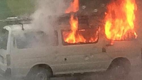 10 killed in passenger van fire on Karachi-Hyderabad highway 
