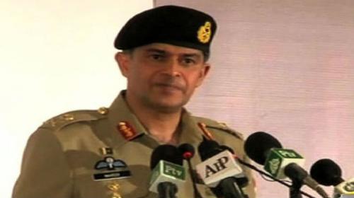 Corps Commander Karachi visits Rangers HQ, inspects seized weapons 