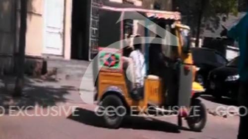 Karachi police bring criminals to court in a rickshaw
