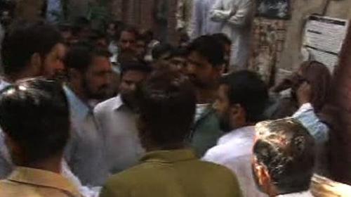 Love marriage: Families of couple clash at LHC 