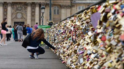 Paris to break hearts with removal of a million 'love locks'